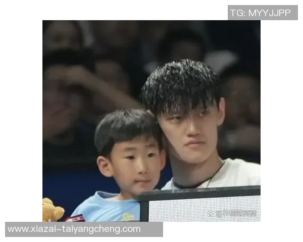 周琦儿子糊糊与曾凡博亲密互动温馨瞬间引发关注